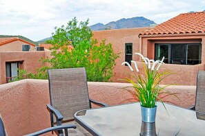 Outdoor dining - Mountain view stay with fireplace, resort-style amenities, central AC, & W/D (Tucson)