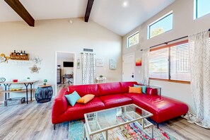 Smart TV, fireplace - Mountain view stay with fireplace, resort-style amenities, central AC, & W/D (Tucson)