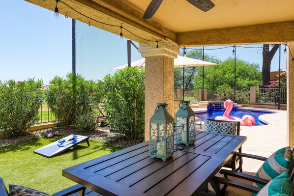 Outdoor dining - Delightful golf escape with pool, lawn games, pool table, fast WiFi & central AC (Phoenix)
