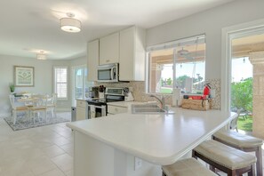 Fridge, microwave, oven, stovetop - Delightful golf escape with pool, lawn games, pool table, fast WiFi & central AC (Phoenix)