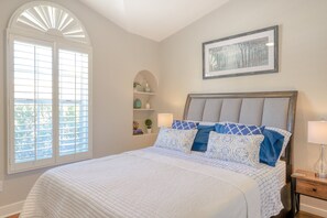 4 bedrooms, desk, iron/ironing board, free WiFi - Delightful golf escape with pool, lawn games, pool table, fast WiFi & central AC (Phoenix)