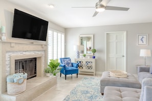 Smart TV, books - Delightful golf escape with pool, lawn games, pool table, fast WiFi & central AC (Phoenix)