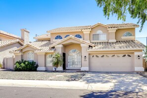 Exterior - Delightful golf escape with pool, lawn games, pool table, fast WiFi & central AC (Phoenix)
