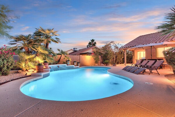 A heated pool - Contemporary home with a private pool, hot tub & fast WiFi (Scottsdale)