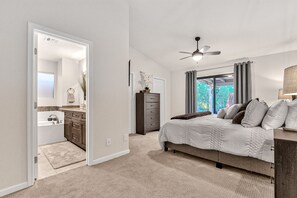 3 bedrooms, free WiFi, bed sheets - Contemporary home with a private pool, hot tub & fast WiFi (Scottsdale)