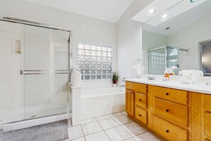 Shower, hair dryer, towels - Inviting home with pool, hot tub, enclosed yard, fast WiFi, & W/D (Phoenix)