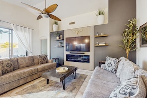 Smart TV, books - Inviting home with pool, hot tub, enclosed yard, fast WiFi, & W/D (Phoenix)