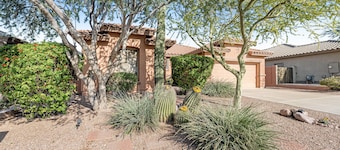 Serene home with mountain views, enclosed yard, patio, grill & AC - near golf