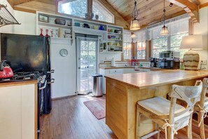Fridge, microwave, oven, stovetop - Dog-friendly mountain retreat with private hot tub & well-appointed deck (Idyllwild)