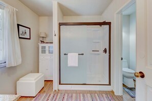 Shower, hair dryer, towels - Dog-friendly mountain retreat with private hot tub & well-appointed deck (Idyllwild)