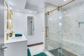 Shower, hair dryer, towels - Mid-Century Gem near Downtown w/AC, Pvt. Pool & Spa + Lush Backyard w/ Mtn. View (Palm Springs)