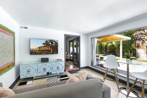Smart TV, ping pong - Mid-Century Gem near Downtown w/AC, Pvt. Pool & Spa + Lush Backyard w/ Mtn. View (Palm Springs)