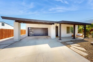 Terrace/patio - Chic Boho Vibes Meet Sunny Days and Starry Nights - Relaxation, and Adventure (Palm Springs)