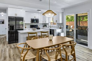 Fridge, microwave, oven, stovetop - Chic Boho Vibes Meet Sunny Days and Starry Nights - Relaxation, and Adventure (Palm Springs)