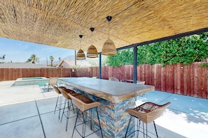 Outdoor dining - Chic Boho Vibes Meet Sunny Days and Starry Nights - Relaxation, and Adventure (Palm Springs)