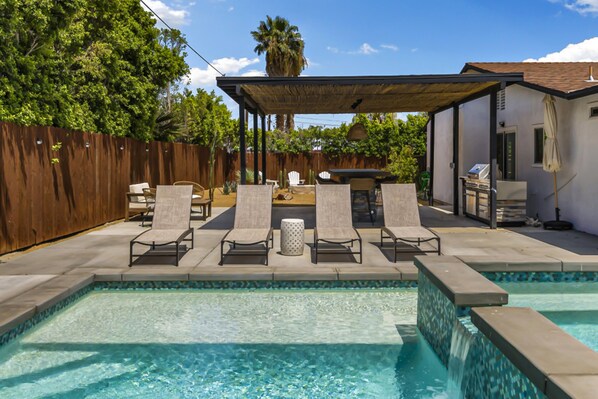 A heated pool - Chic Boho Vibes Meet Sunny Days and Starry Nights - Relaxation, and Adventure (Palm Springs)