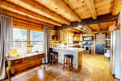 Secluded mtn-view cabin with deck,hot tub, grill, wood stove - dog-friendly