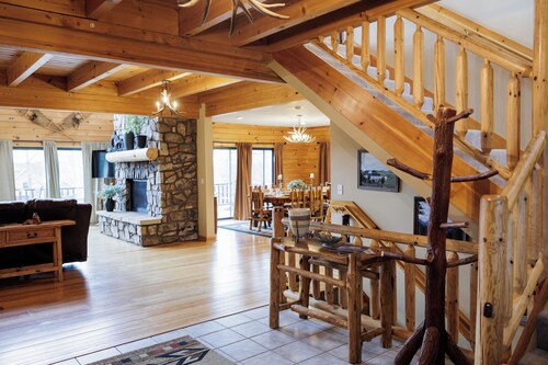 Luxury Log Home DOCK SLIP ,Hot Tub, Fire Pit, Community Pool