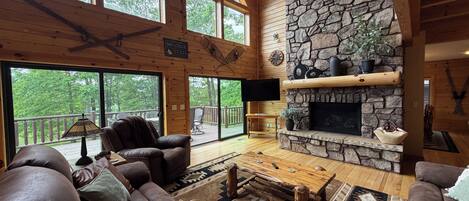 Smart TV, chimenea, futbolito y libros