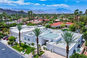 Exterior - Gorgeous home with private pool, high-speed WiFi, central AC, & EV charger (Indian Wells)
