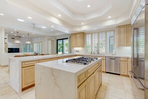 Coffee/tea maker, fridge, microwave, oven - Gorgeous home with private pool, high-speed WiFi, central AC, & EV charger (Indian Wells)