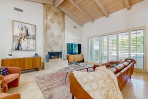 Smart TV, fireplace, books - Gorgeous home with private pool, high-speed WiFi, central AC, & EV charger (Indian Wells)