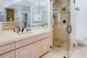 Shower, hair dryer, towels - Gorgeous home with private pool, high-speed WiFi, central AC, & EV charger (Indian Wells)