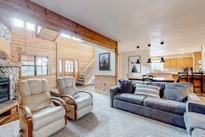 Smart TV, fireplace, books - Charming dog-friendly home with covered deck, W/D, & mountain view (Idyllwild)