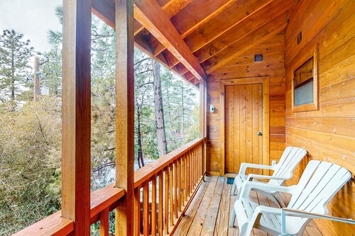 Charming dog-friendly home with covered deck, W/D, & mountain view