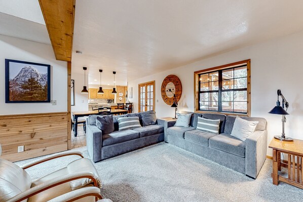 Smart TV, fireplace, books - Charming dog-friendly home with covered deck, W/D, & mountain view (Idyllwild)