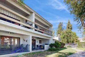 Exterior - Cozy condo w/private gas grill, shared pool, hot tub & tennis - close to golf (Palm Springs)