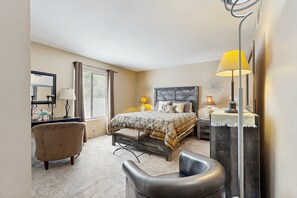2 bedrooms, iron/ironing board, free WiFi, bed sheets - Cozy condo w/private gas grill, shared pool, hot tub & tennis - close to golf (Palm Springs)