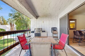 Outdoor dining - Cozy condo w/private gas grill, shared pool, hot tub & tennis - close to golf (Palm Springs)