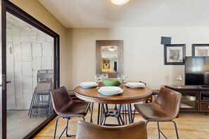 Dining - Cozy condo w/private gas grill, shared pool, hot tub & tennis - close to golf (Palm Springs)