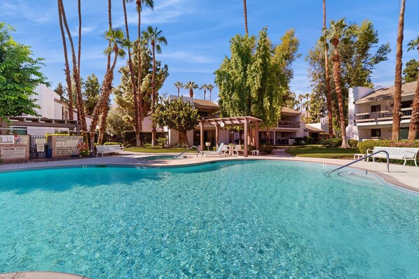 A heated pool - Cozy condo w/private gas grill, shared pool, hot tub & tennis - close to golf (Palm Springs)