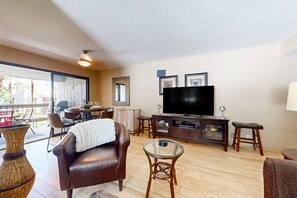 Smart TV, DVD player - Cozy condo w/private gas grill, shared pool, hot tub & tennis - close to golf (Palm Springs)