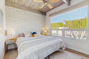 2 bedrooms, iron/ironing board, free WiFi, bed sheets - Movie Colony retreat w/ private pool, spa, grill & updated kitchen-near downtown (Palm Springs)