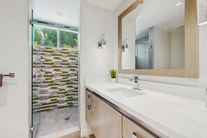 Shower, hair dryer, towels - Movie Colony retreat w/ private pool, spa, grill & updated kitchen-near downtown (Palm Springs)