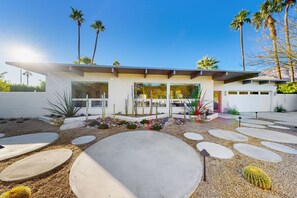 Property grounds - Movie Colony retreat w/ private pool, spa, grill & updated kitchen-near downtown (Palm Springs)