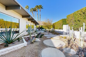 Property grounds - Movie Colony retreat w/ private pool, spa, grill & updated kitchen-near downtown (Palm Springs)