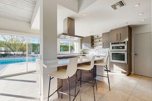 Fridge, microwave, oven, stovetop - Movie Colony retreat w/ private pool, spa, grill & updated kitchen-near downtown (Palm Springs)
