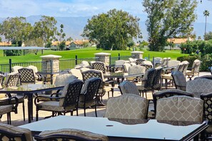 Outdoor dining - Ground-floor mountain view condo with a pool, hot tub, tennis, & fitness room (Palm Desert)