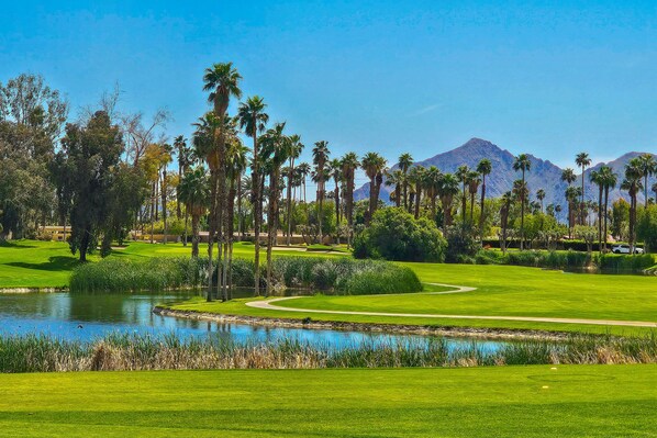 Golf - Ground-floor mountain view condo with a pool, hot tub, tennis, & fitness room (Palm Desert)