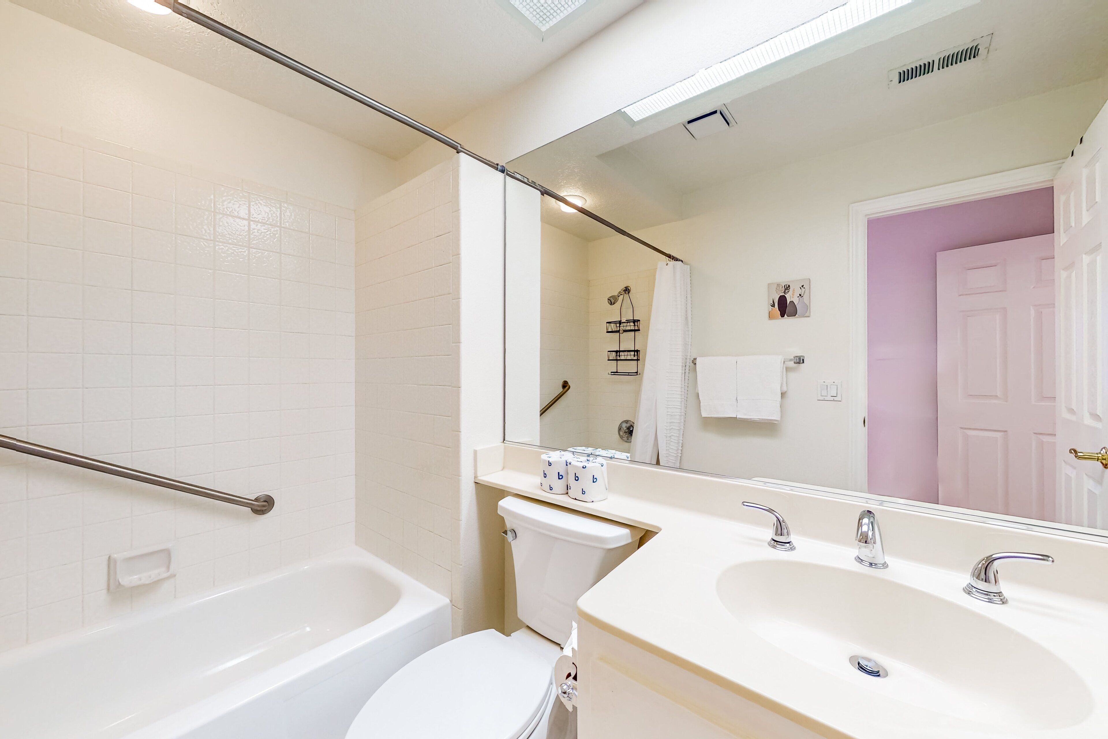 Ein Badezimmer mit Badewanne, Toilette und zwei Waschbecken.