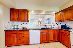 Fridge, microwave, oven, stovetop - Ground-floor mountain view condo with a pool, hot tub, tennis, & fitness room (Palm Desert)