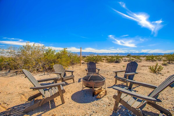 Property grounds - Cacti Sanctuary with private hot tub & firepit near Joshua Tree (Twentynine Palms)