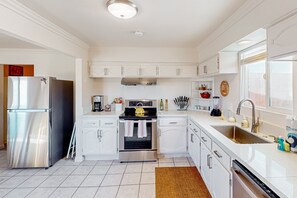 Fridge, microwave, oven, stovetop - Cacti Sanctuary with private hot tub & firepit near Joshua Tree (Twentynine Palms)