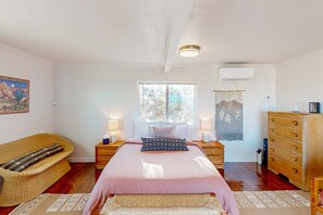 3 bedrooms, free WiFi, bed sheets - Cacti Sanctuary with private hot tub & firepit near Joshua Tree (Twentynine Palms)