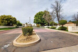 Property grounds - Sun Valley condo with a patio, washer/dryer, & AC - pool, hot tub, grill access (Scottsdale)