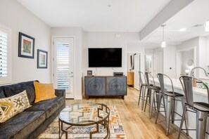 Smart TV - 1st-floor condo with mountain views, pool, hot tub, private balcony, AC, & W/D (Tucson)